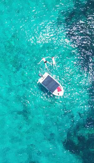 Badepause neben dem Mietboot in der Blauen Lagune - Drohnenaufnahme, Malta