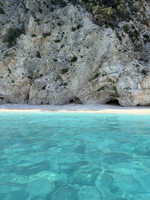 Kefalonia - Drohnenaufnahme dramatischer Klippen und türkisem Meer