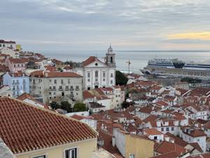 Lissabon - Tram 28 in Alfama