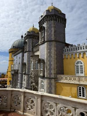 Palácio da Pena Sintra – Blick auf das bunte Schloss im Nationalpark