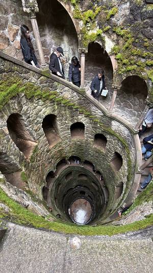 Quinta da Regaleira Sintra – üppige Vegetation und magische Stimmung