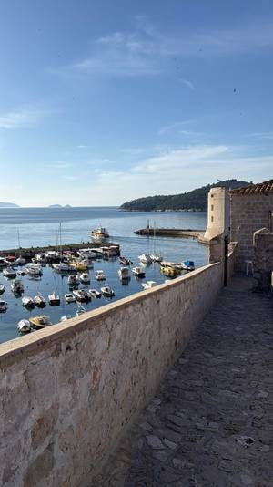 Dubrovnik - Blick von den Stadtmauern auf die Adria