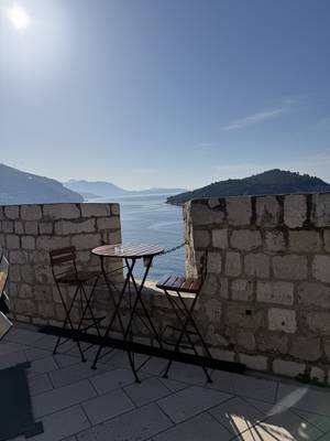 Dubrovnik - Kalkstein und Meerblick von der Stadtmauer