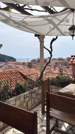 Dubrovnik bei Nacht - beleuchtete Altstadt und Festungsmauern