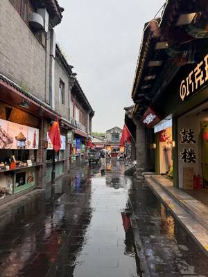 Hutongs Peking - traditionelle Wohngassen mit grauen Mauern und roten Türen