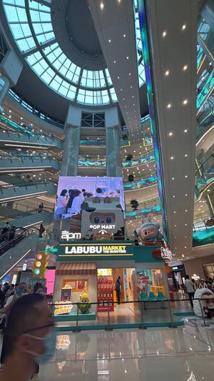 Wangfujing Street Peking - lebhafte Einkaufsstraße mit Streetfood und Lichtern