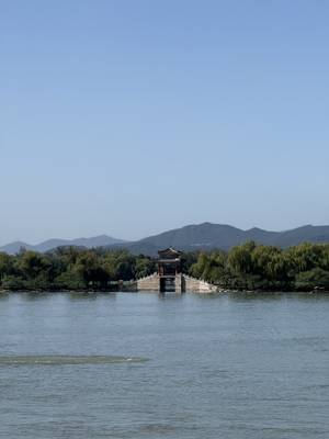 Sommerpalast Peking - Spiegelungen der Tempel im Kunming-See, UNESCO-Weltkulturerbe