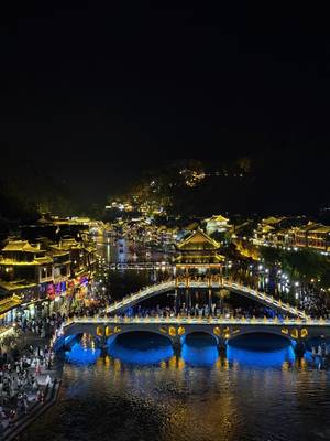 Fenghuang bei Nacht – Laternen und Flussspiegelung China