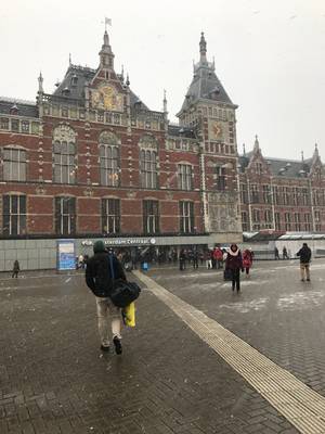 Amsterdam Centraal Bahnhof im Schnee