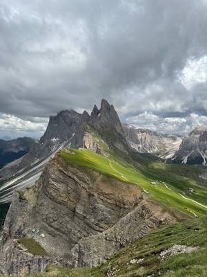 Seceda - Almwiesen und Gipfelblick