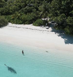 Malediven Dhigurah - türkisblaues Wasser und Sandbank