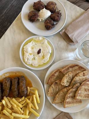 Kefalonia - griechisches Essen mit Keftedes, Tzatziki und Pita in einer lokalen Taverne