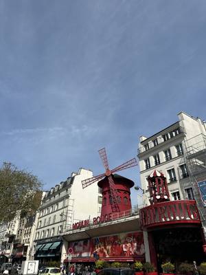 Moulin Rouge Paris - berühmtes Kabarett in Montmartre bei Nacht