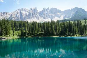 Lago di Carezza Karersee - türkisgrüner Bergsee Dolomiten