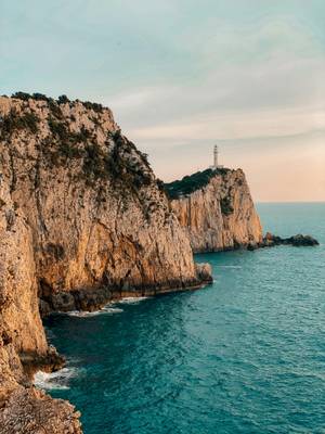 Lefkada - Leuchtturm am Cape Lefkatas auf dramatischen Klippen bei Sonnenuntergang