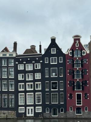 Klassische Amsterdamer Giebelhäuser an der Gracht