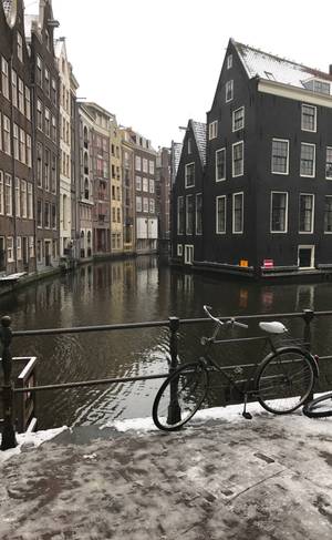 Fahrrad an der Grachtenbrücke im Schnee