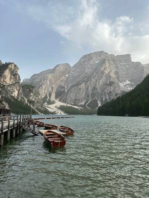 Lago di Braies Pragser Wildsee - türkisblaues Wasser mit Bergen