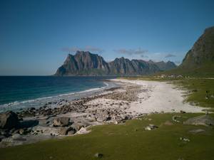 Uttakleiv Beach - runde Felsen und dramatische Bergkulisse, Lofoten