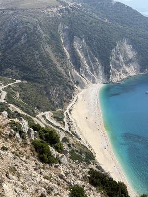 Kefalonia - Myrtos Beach aus der Vogelperspektive, weißer Sandstrand zwischen dramatischen Klippen